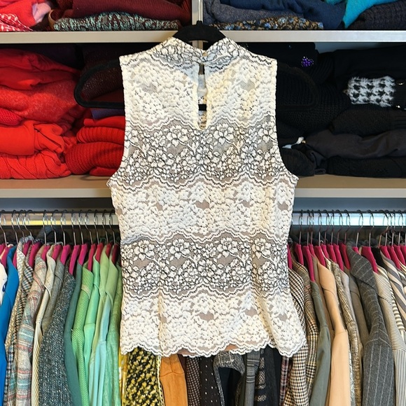 WHBM white/tan embroidered sleeveless mock neck button back top size 4 - Picture 3 of 3